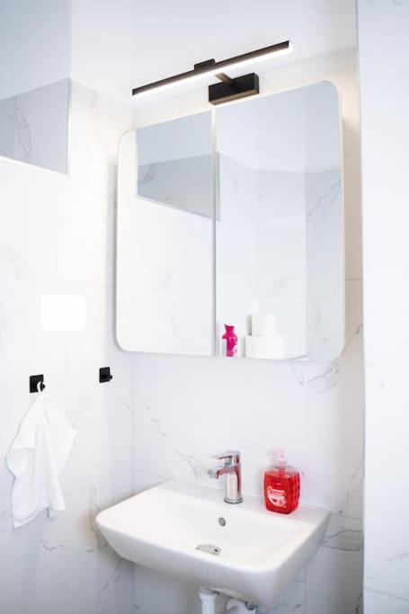 Zentrale & Ruhige 2 Zimmer - 42M² Apartment Vienna Exterior photo